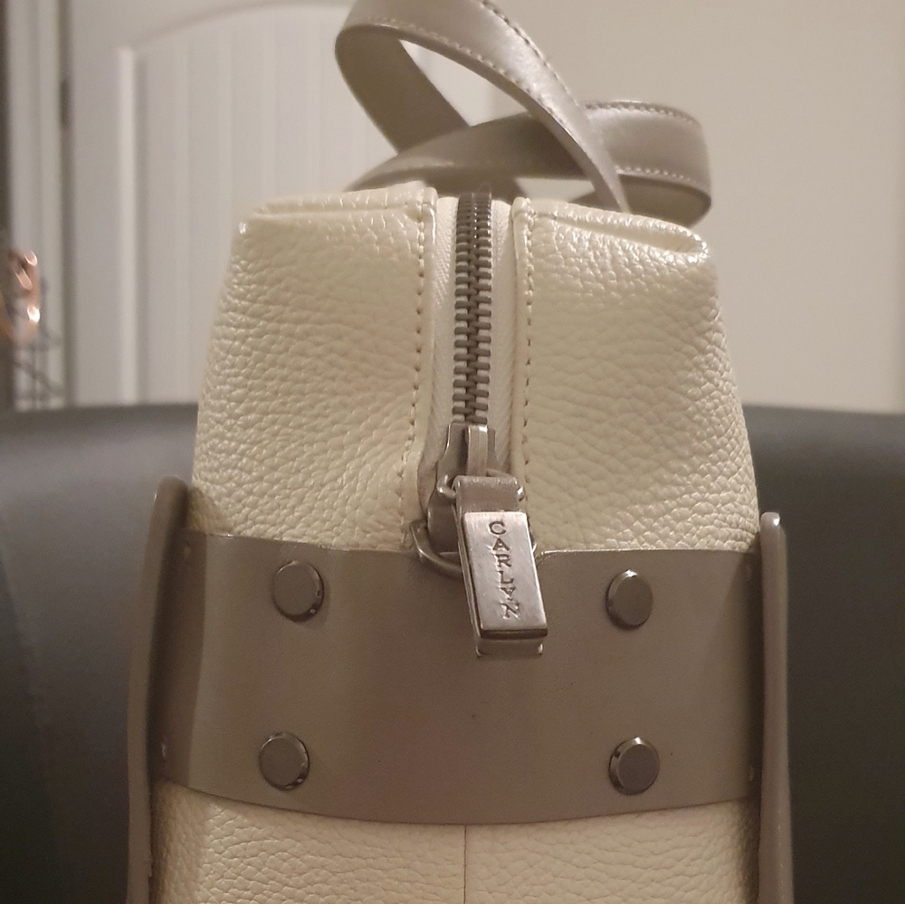 A handbag👜 - Picture 2 of 8